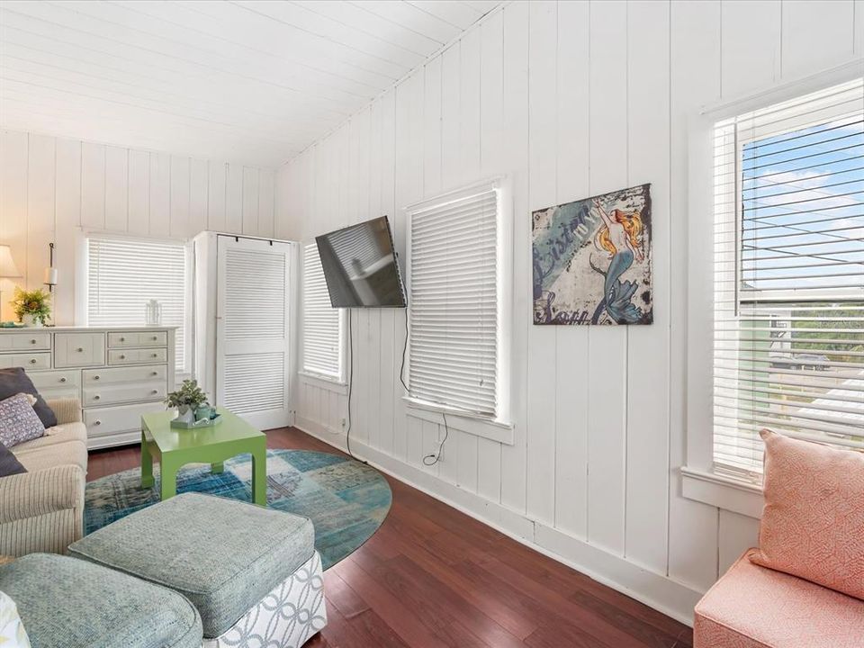 合同活跃: $634,777 (4 贝兹, 3 浴室, 2446 平方英尺)