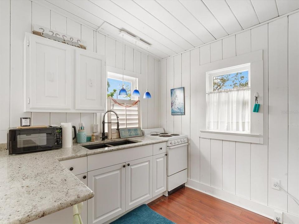 合同活跃: $634,777 (4 贝兹, 3 浴室, 2446 平方英尺)