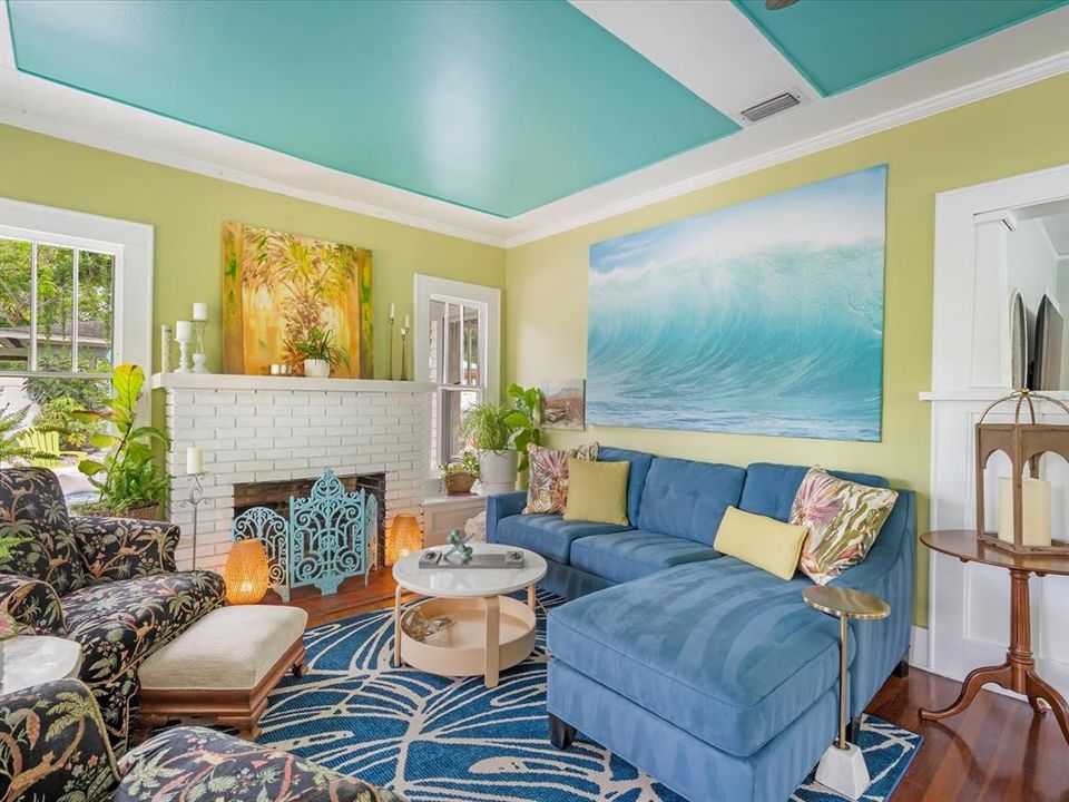 合同活跃: $634,777 (4 贝兹, 3 浴室, 2446 平方英尺)