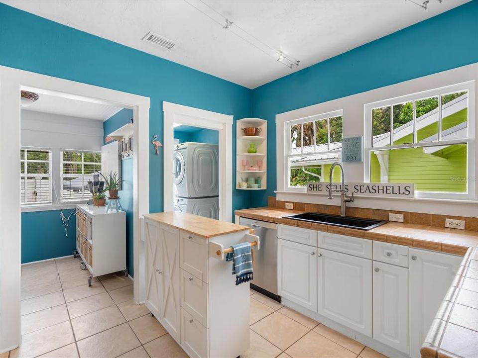 合同活跃: $634,777 (4 贝兹, 3 浴室, 2446 平方英尺)