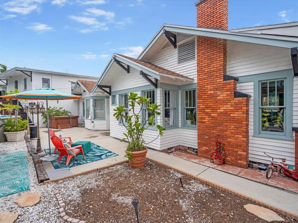 合同活跃: $634,777 (4 贝兹, 3 浴室, 2446 平方英尺)