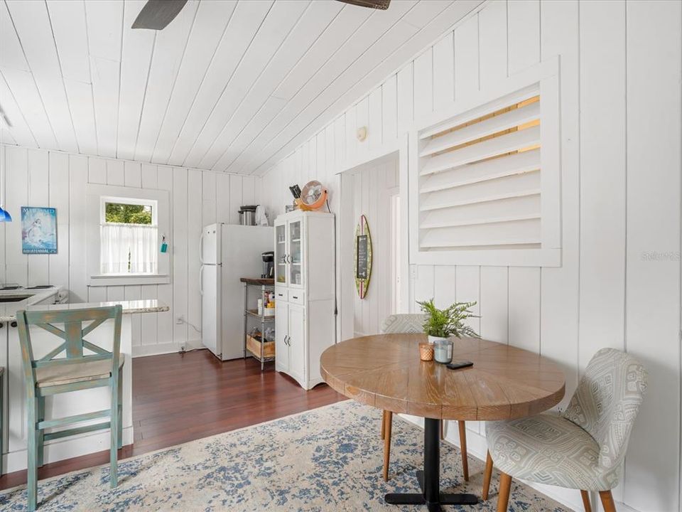 合同活跃: $634,777 (4 贝兹, 3 浴室, 2446 平方英尺)