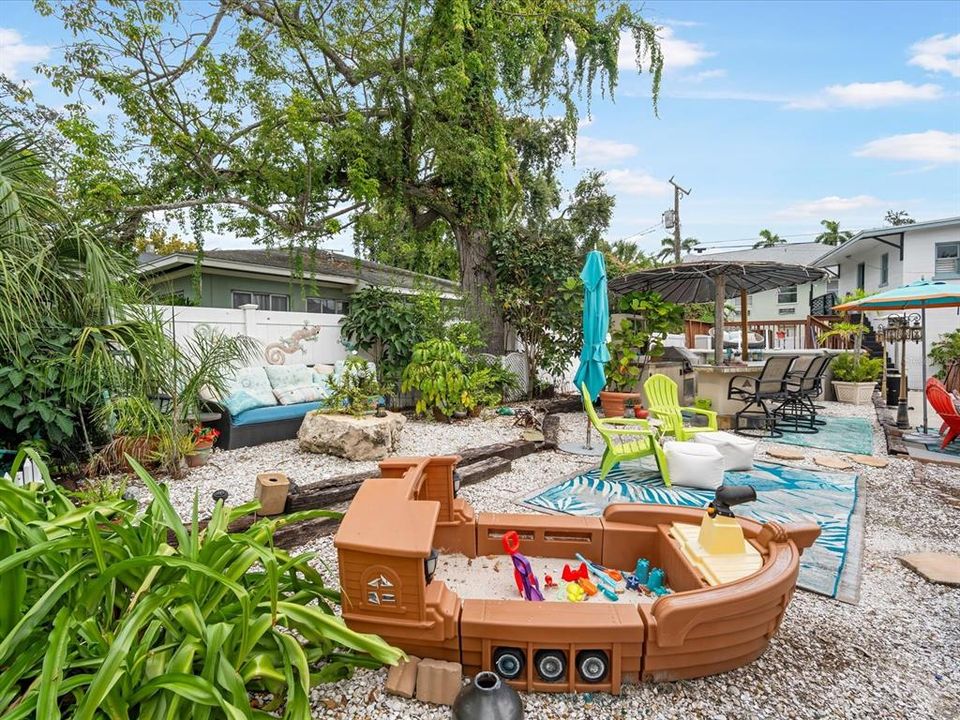 合同活跃: $634,777 (4 贝兹, 3 浴室, 2446 平方英尺)