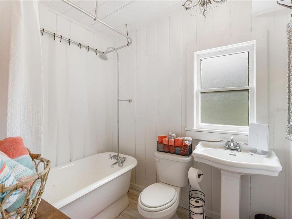 合同活跃: $634,777 (4 贝兹, 3 浴室, 2446 平方英尺)