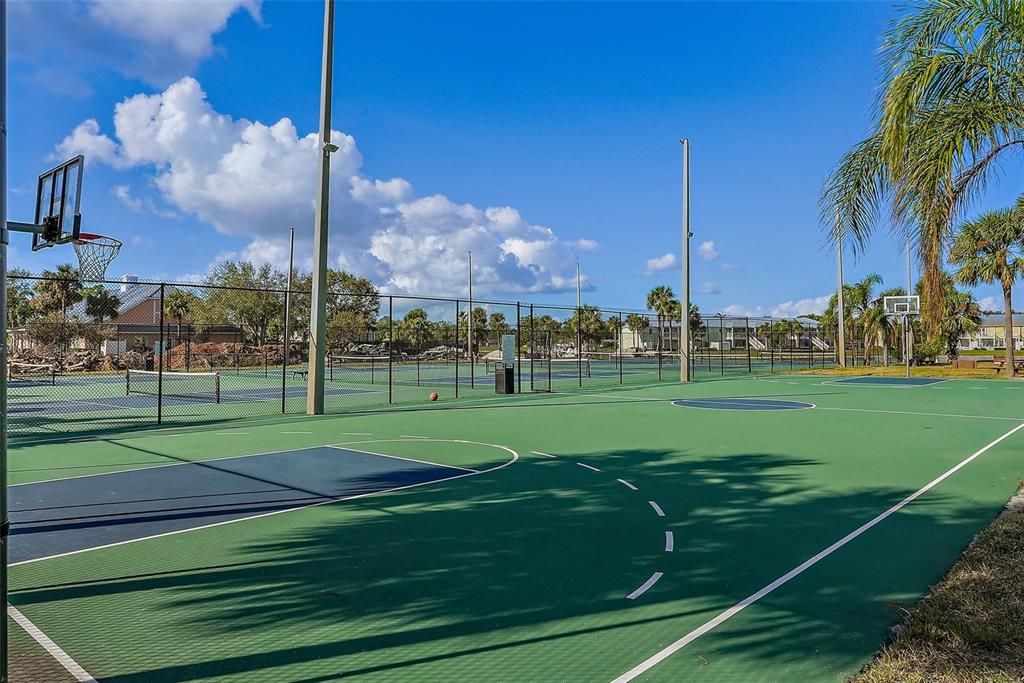 合同活跃: $249,000 (1 贝兹, 1 浴室, 668 平方英尺)