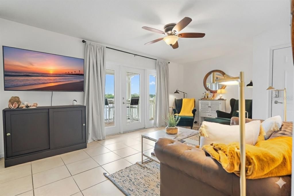 合同活跃: $249,000 (1 贝兹, 1 浴室, 668 平方英尺)