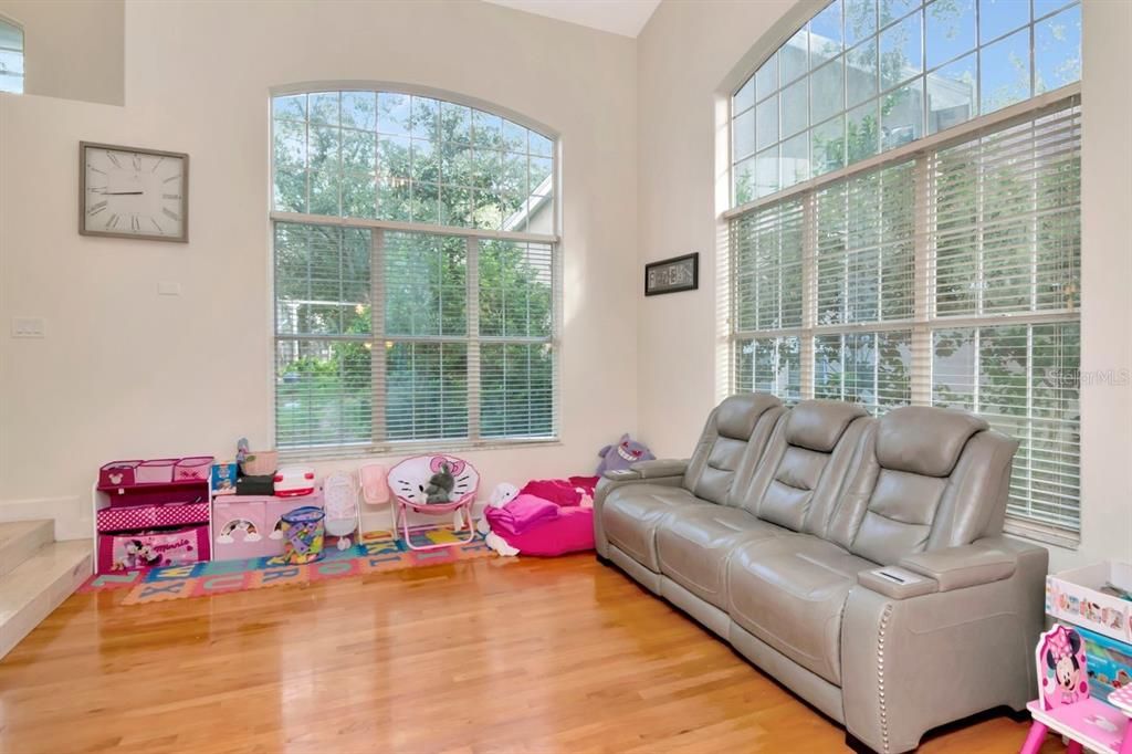 На продажу: $950,000 (6 спален, 4 ванн, 4161 Квадратных фут)