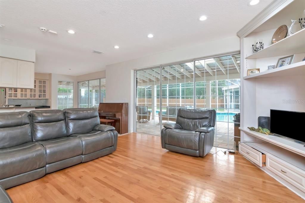 На продажу: $950,000 (6 спален, 4 ванн, 4161 Квадратных фут)