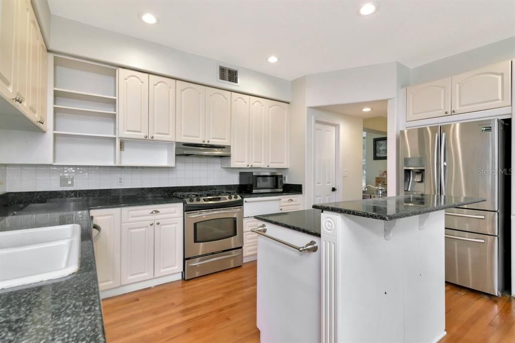 На продажу: $950,000 (6 спален, 4 ванн, 4161 Квадратных фут)