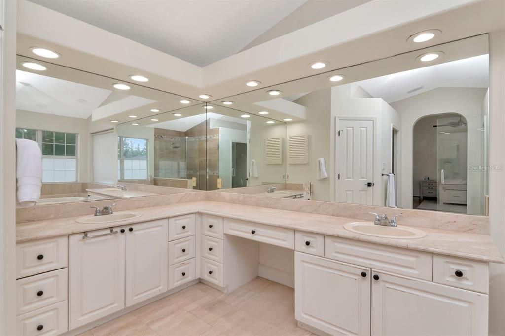 На продажу: $950,000 (6 спален, 4 ванн, 4161 Квадратных фут)