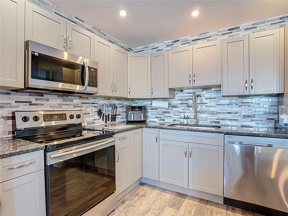 待售: $329,999 (2 贝兹, 2 浴室, 874 平方英尺)