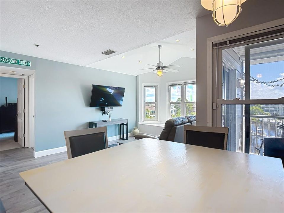 待售: $329,999 (2 贝兹, 2 浴室, 874 平方英尺)