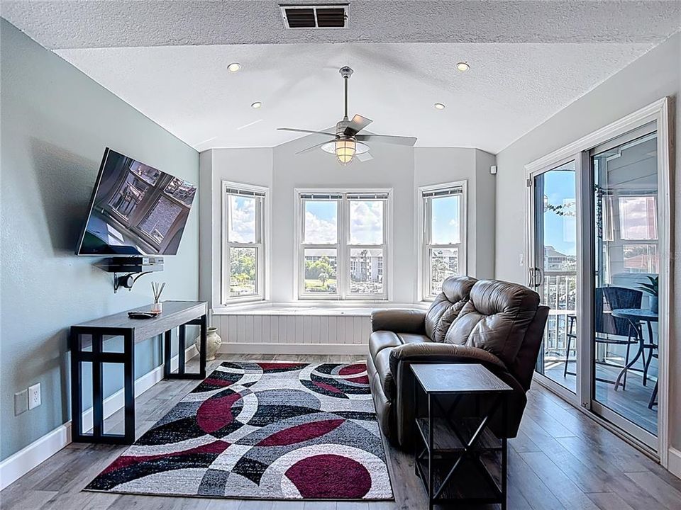 待售: $329,999 (2 贝兹, 2 浴室, 874 平方英尺)