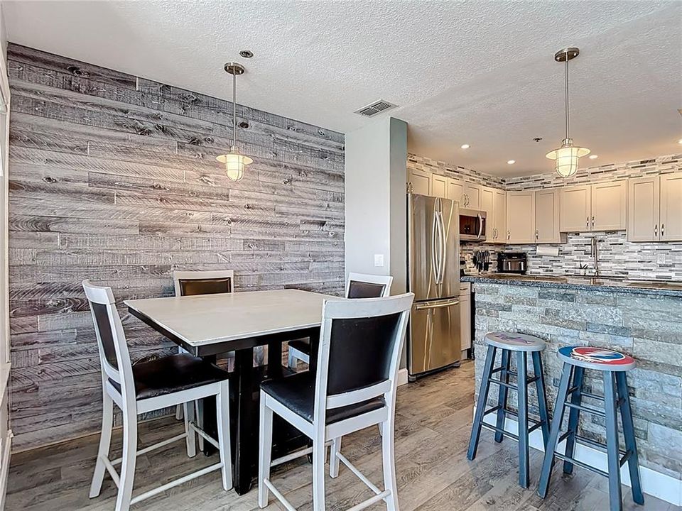 待售: $329,999 (2 贝兹, 2 浴室, 874 平方英尺)