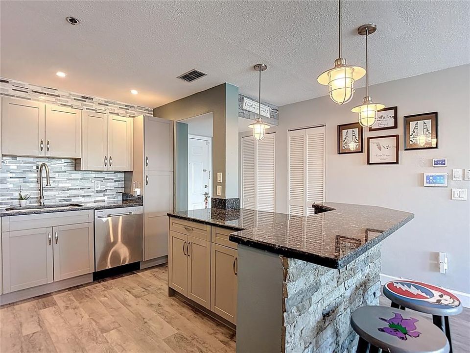 待售: $329,999 (2 贝兹, 2 浴室, 874 平方英尺)