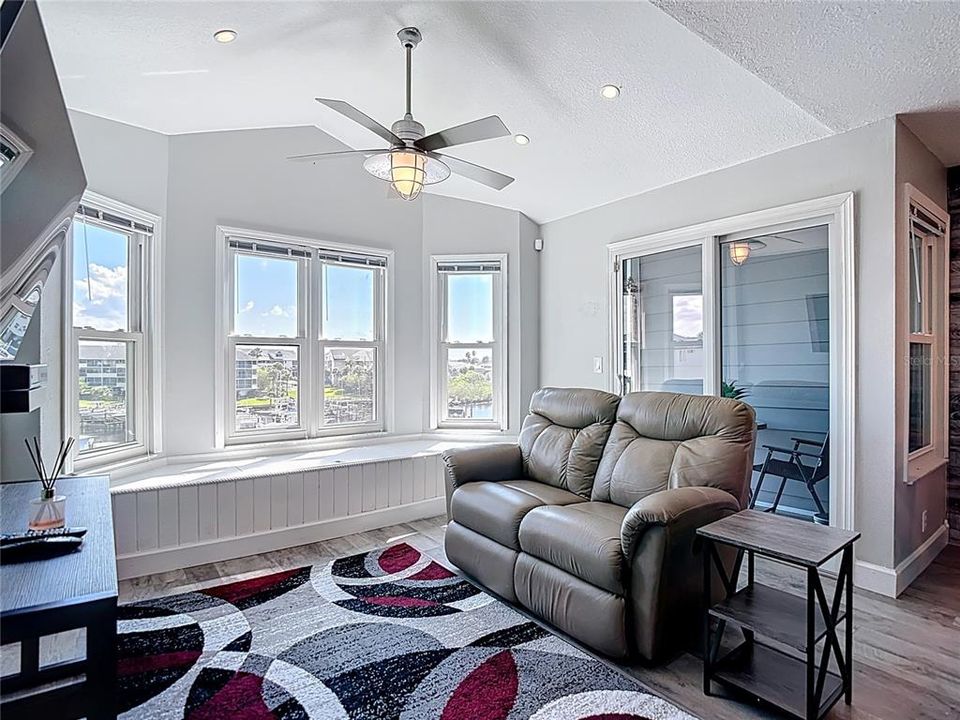 待售: $329,999 (2 贝兹, 2 浴室, 874 平方英尺)