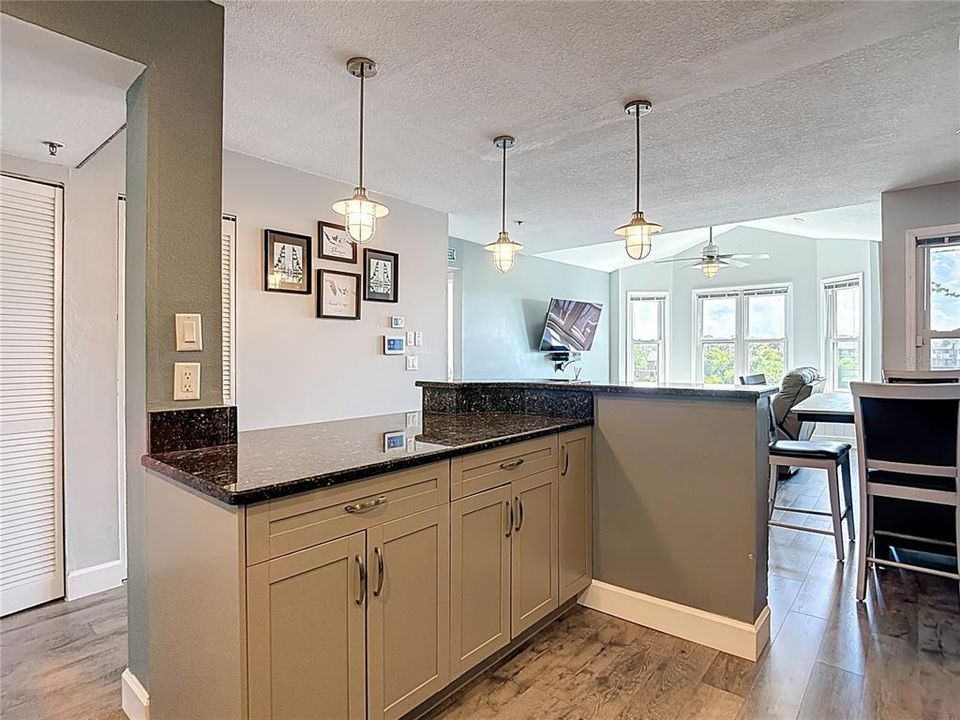 待售: $329,999 (2 贝兹, 2 浴室, 874 平方英尺)