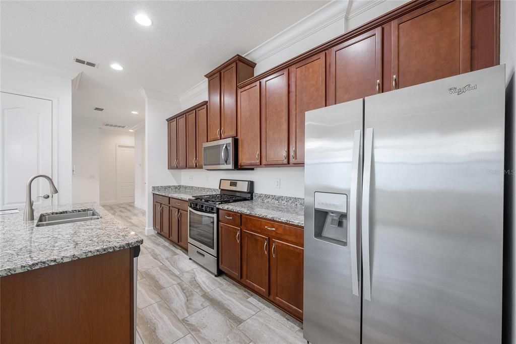 For Sale: $299,999 (2 beds, 2 baths, 1464 Square Feet)