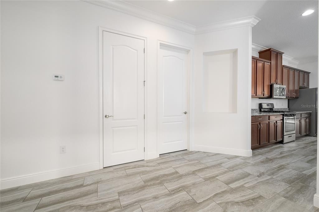 For Sale: $299,999 (2 beds, 2 baths, 1464 Square Feet)