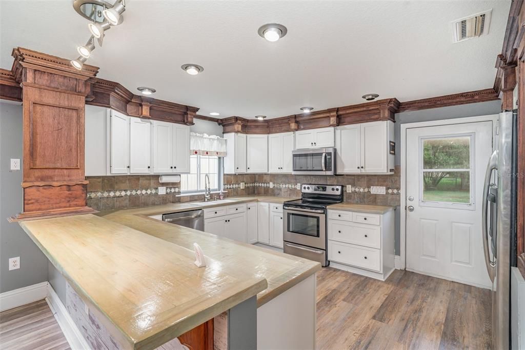 Activo con contrato: $425,000 (3 camas, 2 baños, 2912 Pies cuadrados)