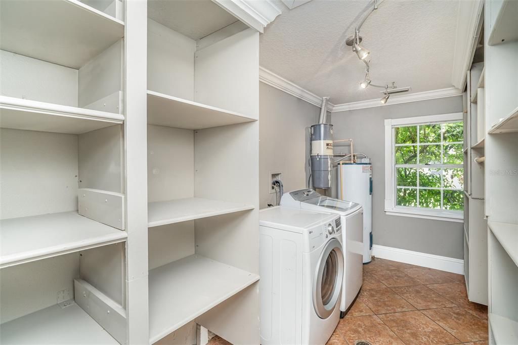 Activo con contrato: $425,000 (3 camas, 2 baños, 2912 Pies cuadrados)