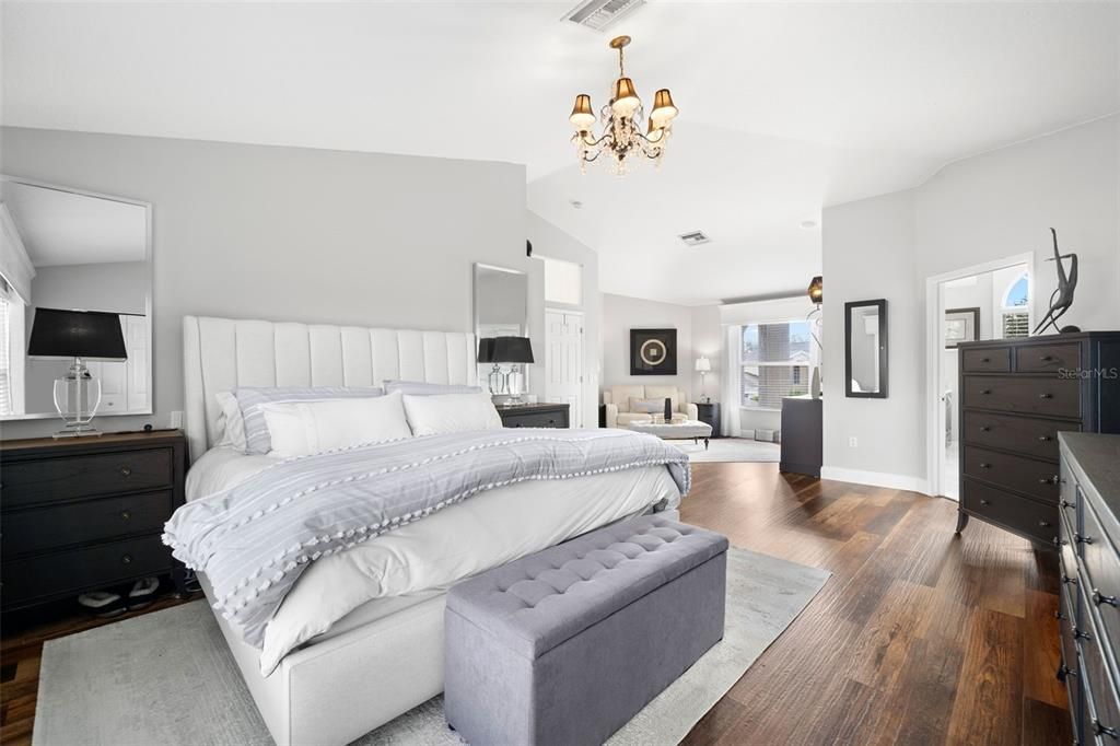 合同活跃: $850,000 (5 贝兹, 2 浴室, 3294 平方英尺)