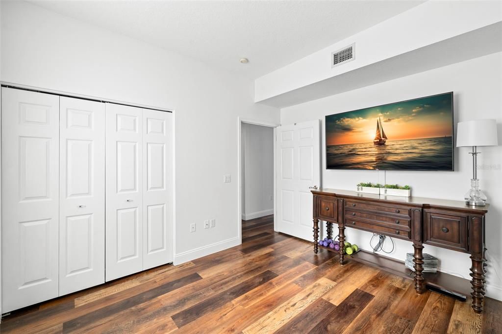 合同活跃: $850,000 (5 贝兹, 2 浴室, 3294 平方英尺)