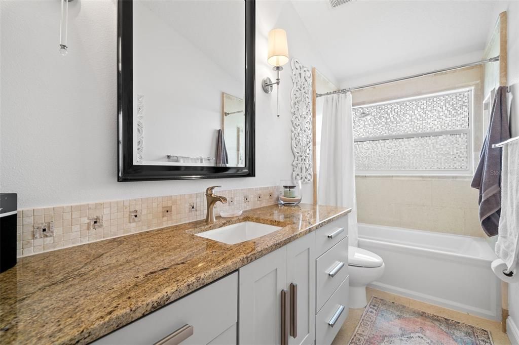 合同活跃: $850,000 (5 贝兹, 2 浴室, 3294 平方英尺)