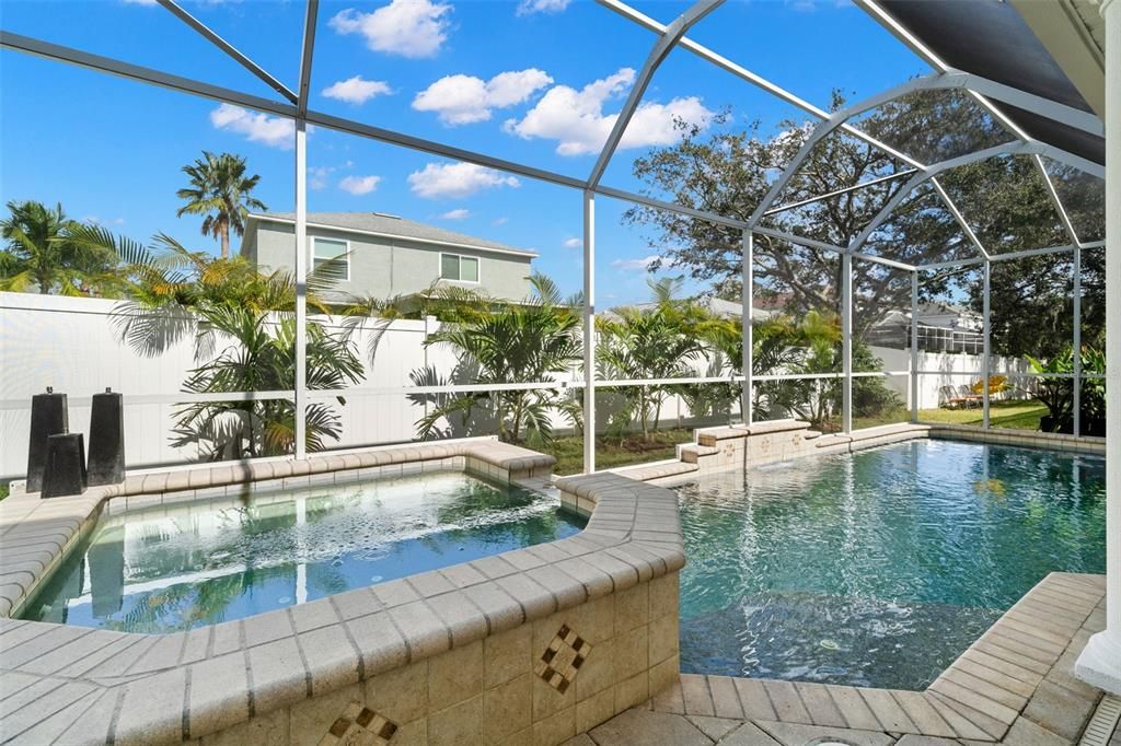 合同活跃: $850,000 (5 贝兹, 2 浴室, 3294 平方英尺)