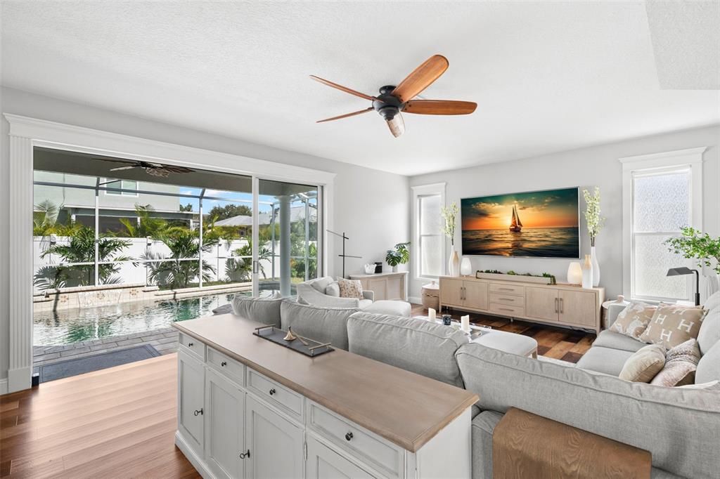 合同活跃: $850,000 (5 贝兹, 2 浴室, 3294 平方英尺)