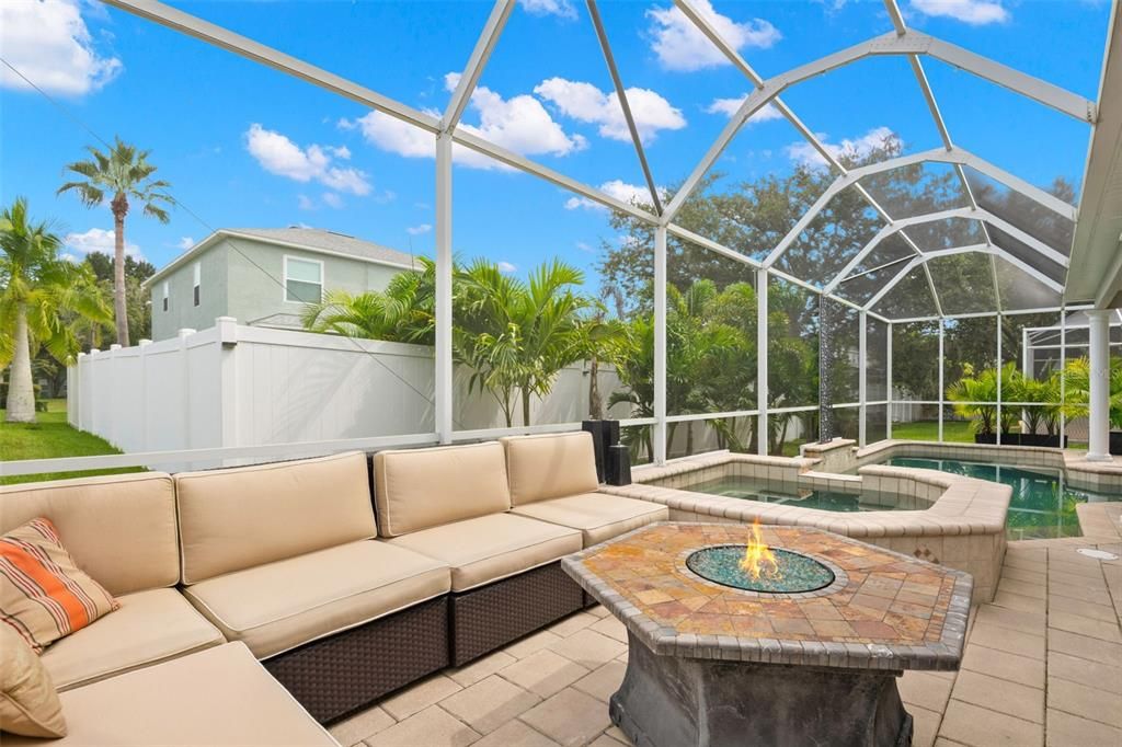 合同活跃: $850,000 (5 贝兹, 2 浴室, 3294 平方英尺)