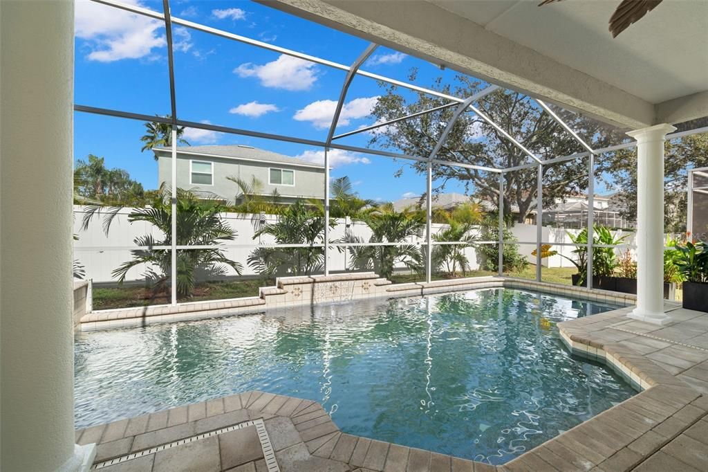 合同活跃: $850,000 (5 贝兹, 2 浴室, 3294 平方英尺)