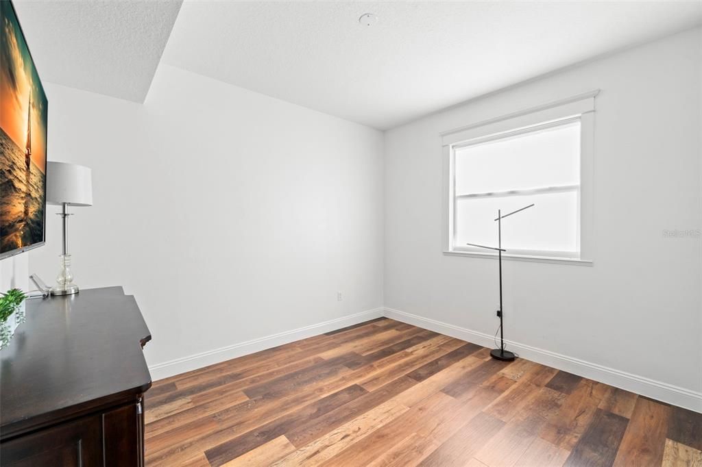 合同活跃: $850,000 (5 贝兹, 2 浴室, 3294 平方英尺)