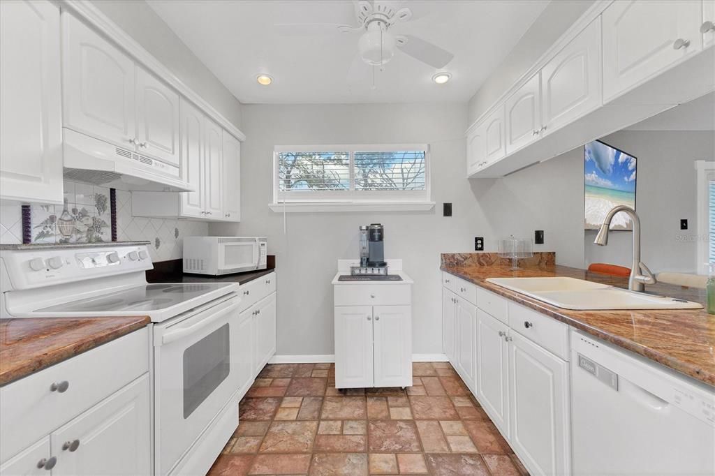 For Sale: $195,000 (2 beds, 2 baths, 1203 Square Feet)