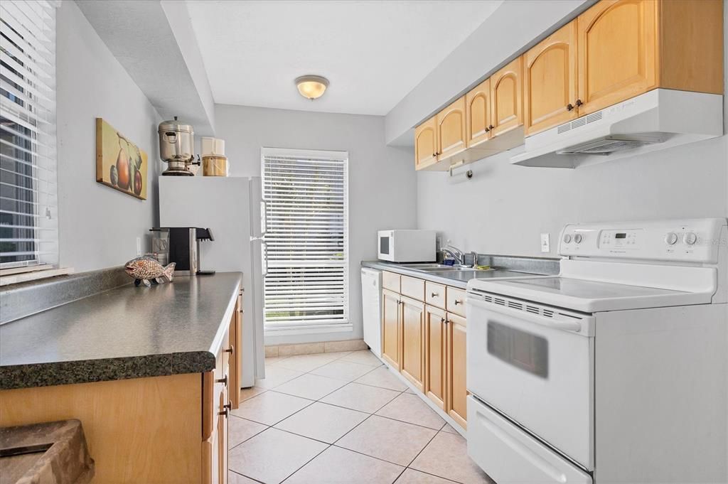 For Sale: $195,000 (2 beds, 2 baths, 1203 Square Feet)