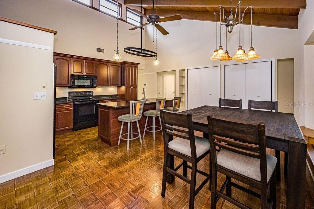 Под контрактом: $525,000 (3 спален, 2 ванн, 1805 Квадратных фут)