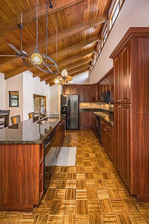 Под контрактом: $525,000 (3 спален, 2 ванн, 1805 Квадратных фут)