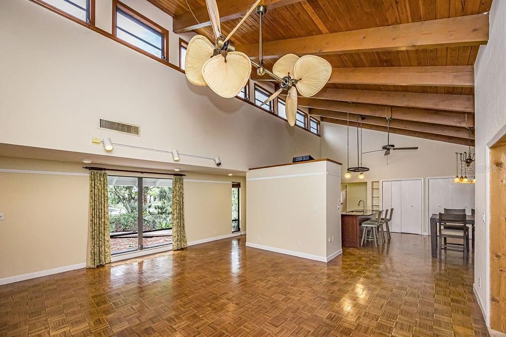 Под контрактом: $525,000 (3 спален, 2 ванн, 1805 Квадратных фут)