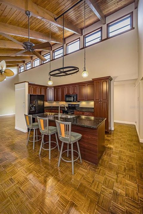 Под контрактом: $525,000 (3 спален, 2 ванн, 1805 Квадратных фут)