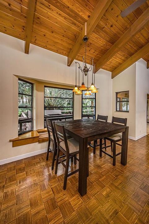 Под контрактом: $525,000 (3 спален, 2 ванн, 1805 Квадратных фут)