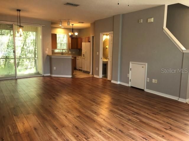 Active With Contract: $1,650 (2 beds, 1 baths, 1252 Square Feet)