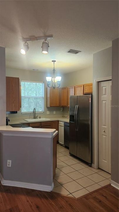 Active With Contract: $1,650 (2 beds, 1 baths, 1252 Square Feet)