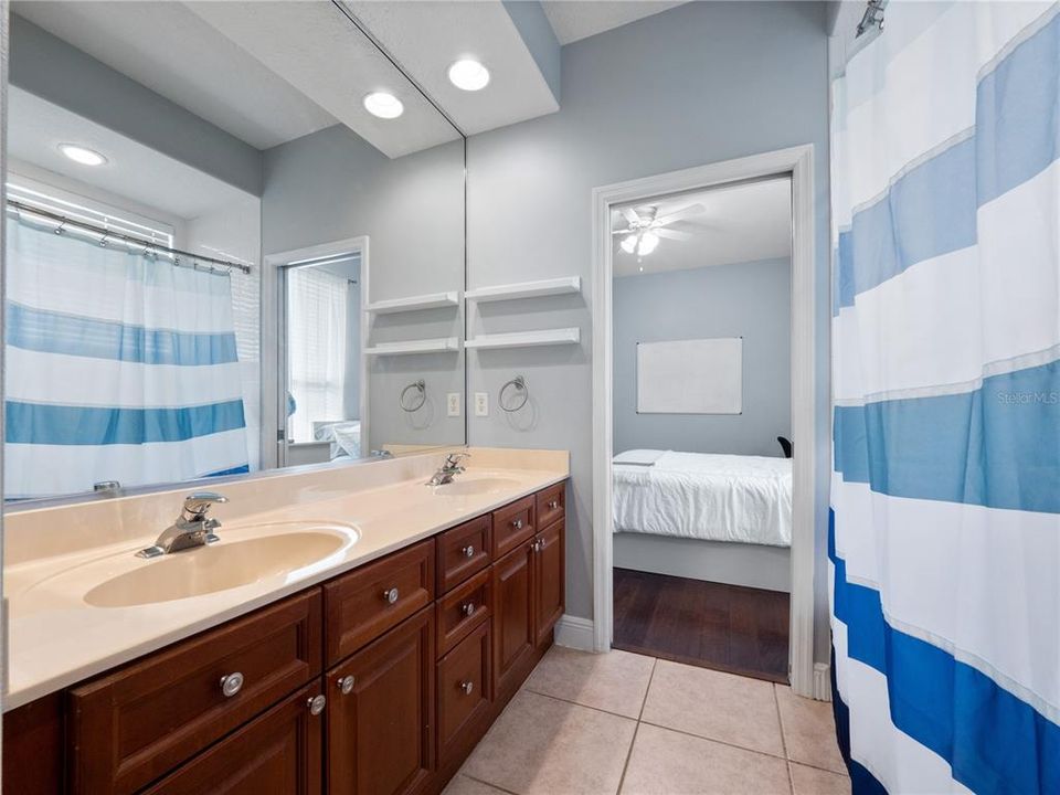 En Venta: $1,060,000 (4 camas, 3 baños, 3121 Pies cuadrados)