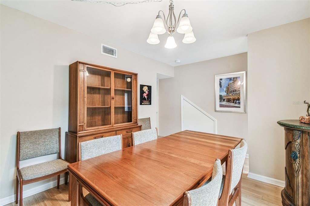 Под контрактом: $3,900 (2 спален, 2 ванн, 1344 Квадратных фут)