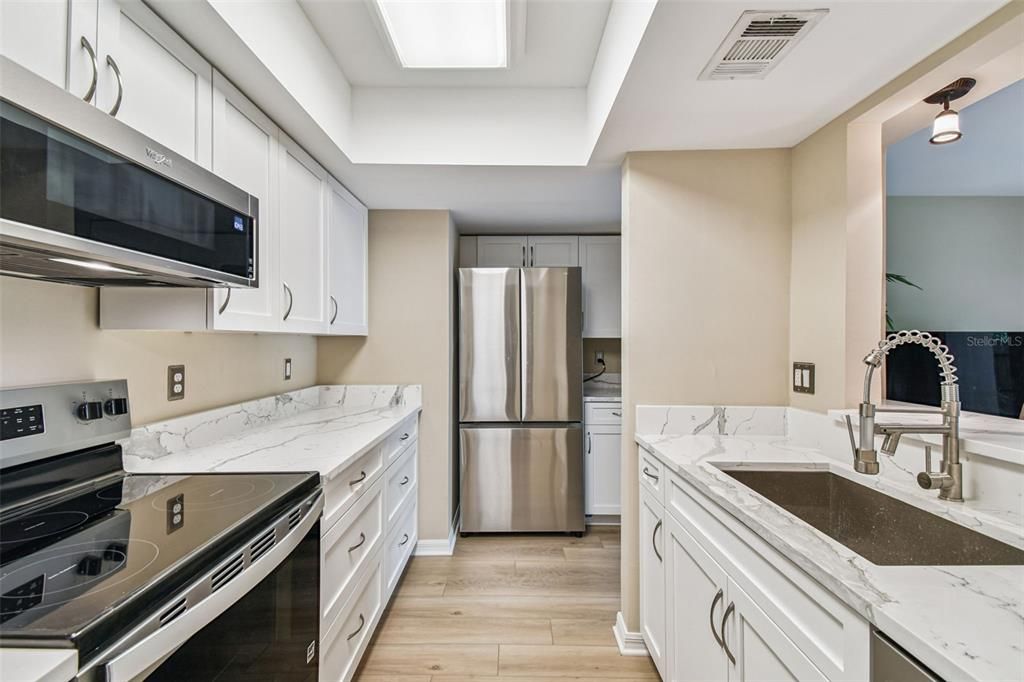 Под контрактом: $3,900 (2 спален, 2 ванн, 1344 Квадратных фут)