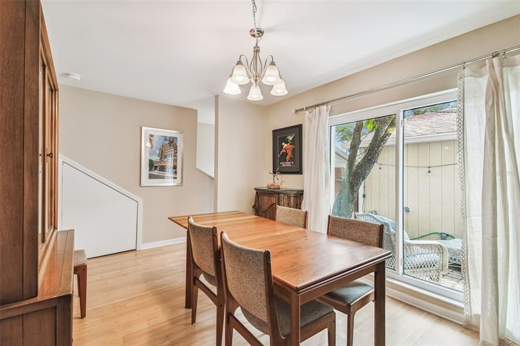 Под контрактом: $3,900 (2 спален, 2 ванн, 1344 Квадратных фут)