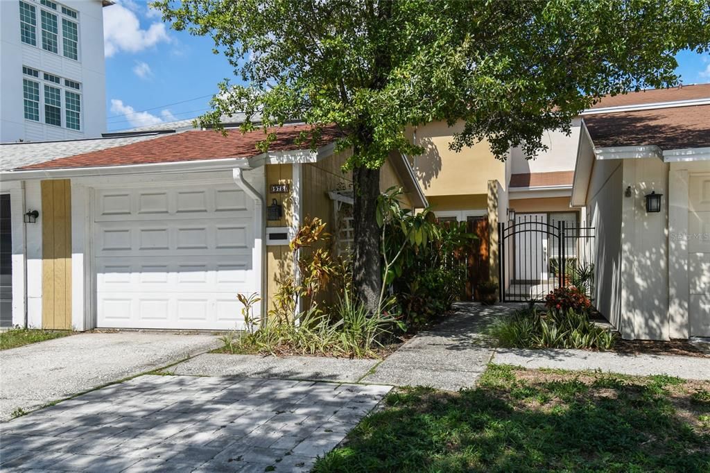 Под контрактом: $3,900 (2 спален, 2 ванн, 1344 Квадратных фут)