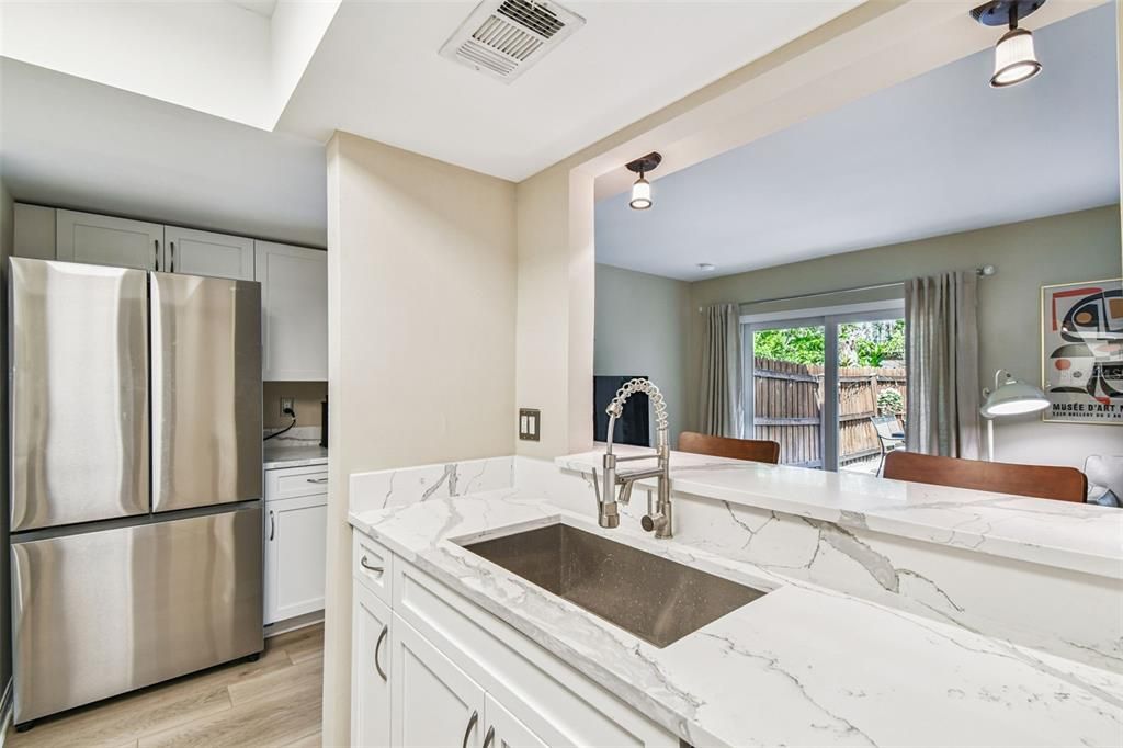 Под контрактом: $3,900 (2 спален, 2 ванн, 1344 Квадратных фут)