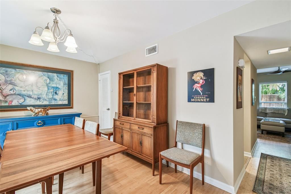 Под контрактом: $3,900 (2 спален, 2 ванн, 1344 Квадратных фут)