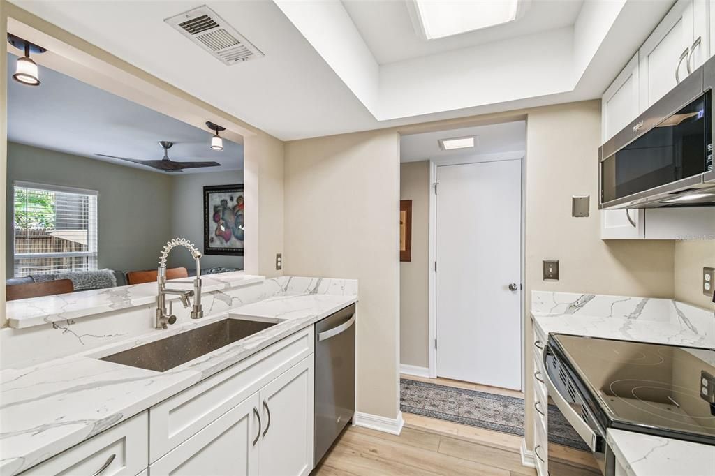 Под контрактом: $3,900 (2 спален, 2 ванн, 1344 Квадратных фут)